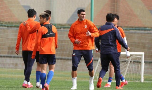 开云体育app-泰山集结石柯伤愈跟队合练 5大新援融入成第1课题