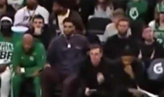 医学奇迹！普理查德惨遭骑扣 塔图姆被迫膝跳反应😂