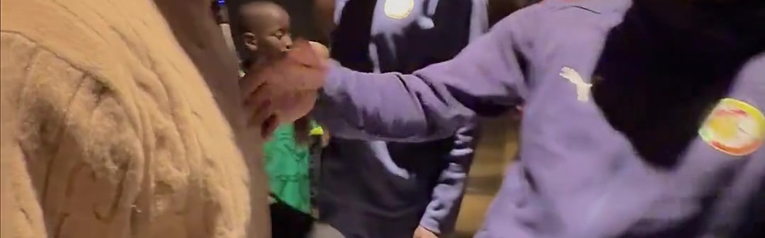 非常兴奋！马内见到昔日队友王楚热情拥抱，还与王楚妻子开玩笑